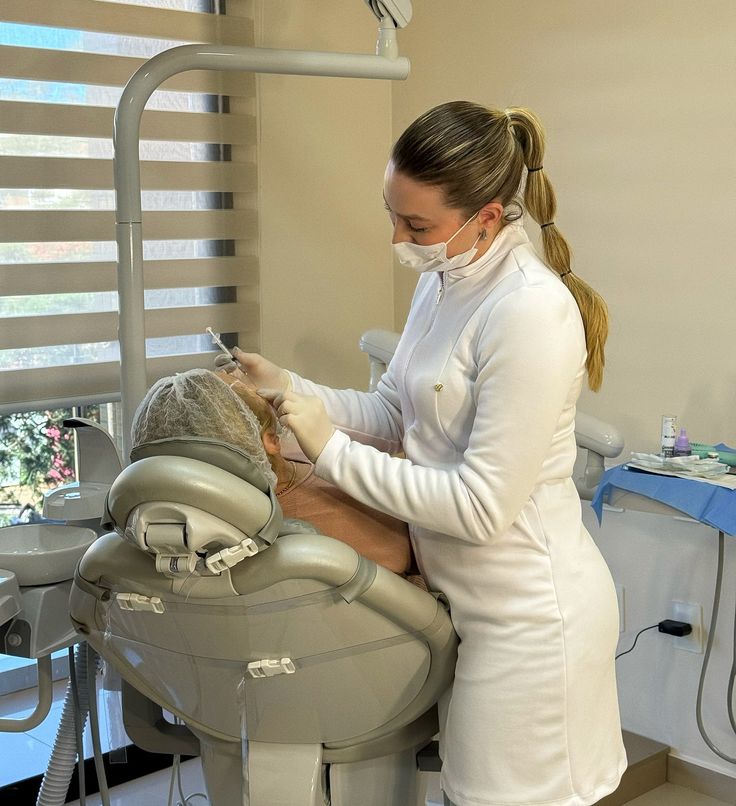 Dr Yavini Naidoo treating a patient